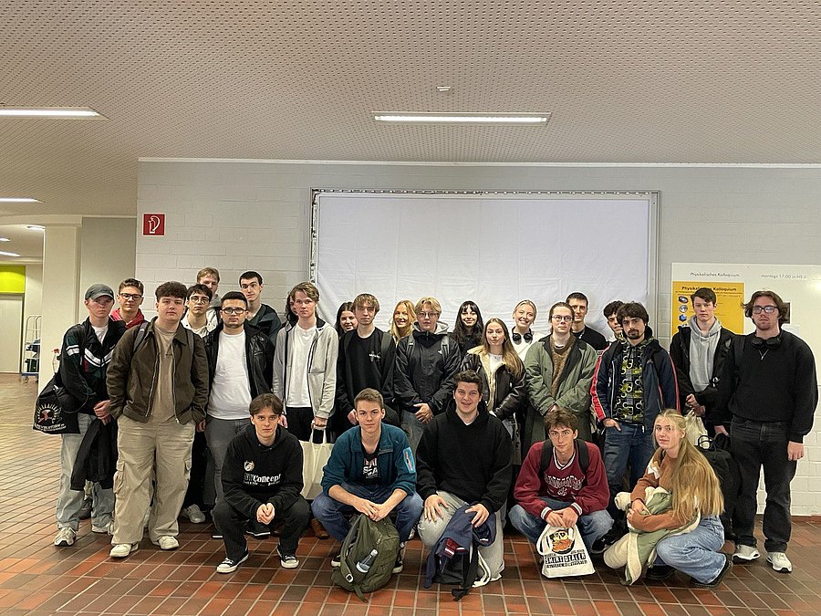 Gezeigt wird ein Gruppenfoto der Physik-Erstsemestler aus dem Wintersemester 2024/2025.
