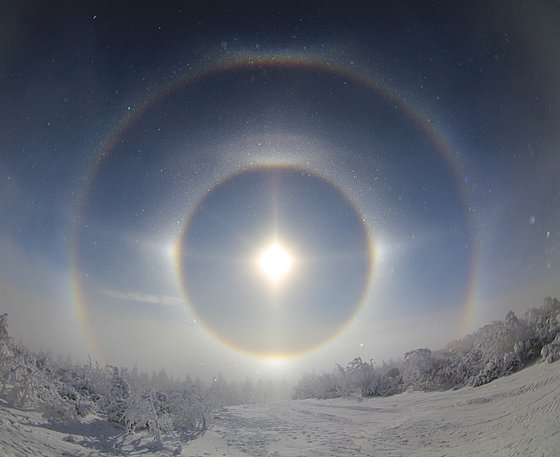 Dargestellt wird ein Foto, welches einen Halo zeigt.